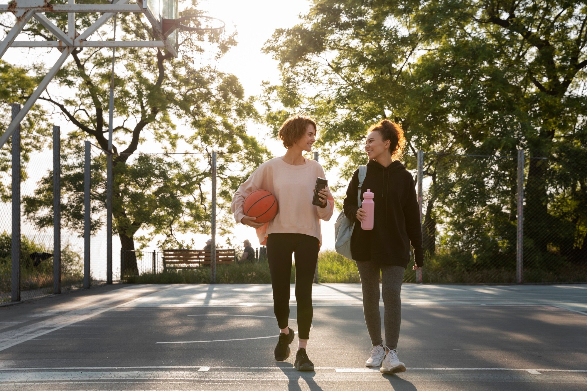 पार्क में सैर करते लोग